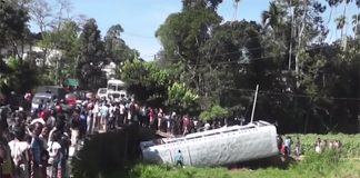 Nearly a dozen injured as bus overturns at Halpe