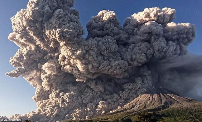 Mount Sinabung erupts in Indonesia (Photos)