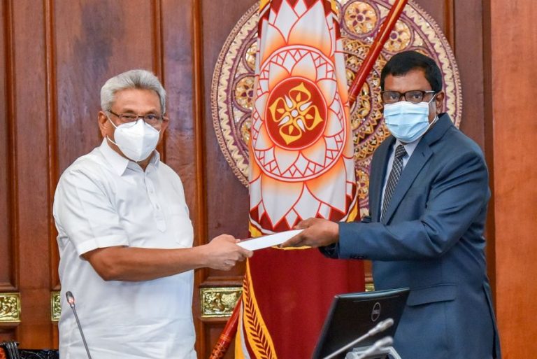 Expert committee report on solid waste management handed over to President (Photos)